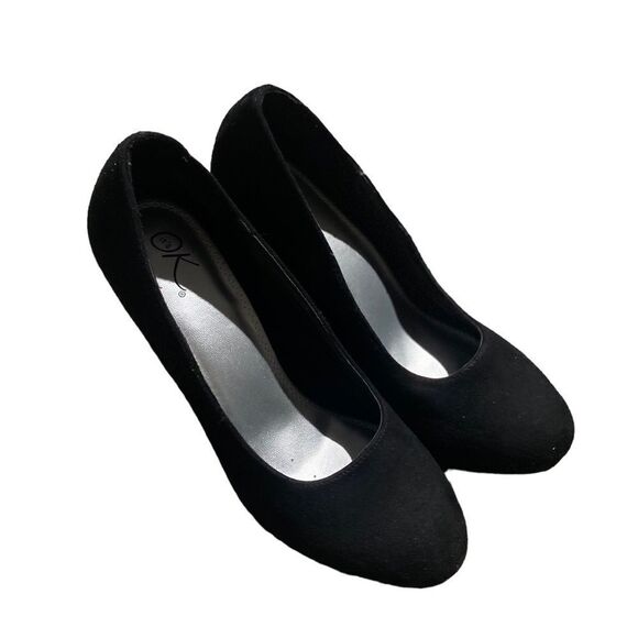 It’s ok black high heeled suede pumps excellent condition Siri on size 8 - Picture 1 of 4